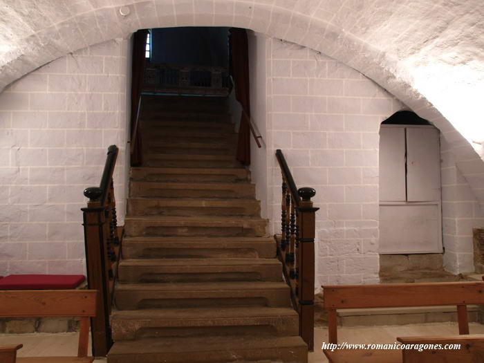 VISTA DEL ACCESO A LA CRIPTA. ESCALINATA CENTRAL ACTUAL E IMGEN DE PUERTA LATERAL ORIGINAL CEGADA